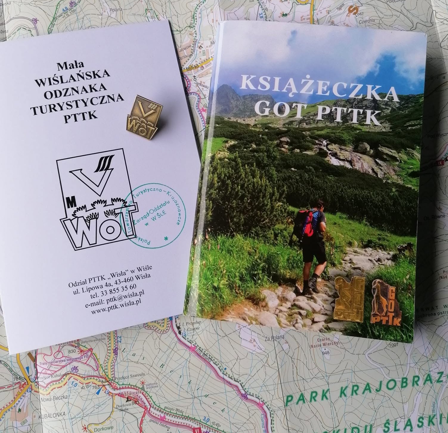 zdjęcie książeczek w których można zbierać pieczątki do odznak